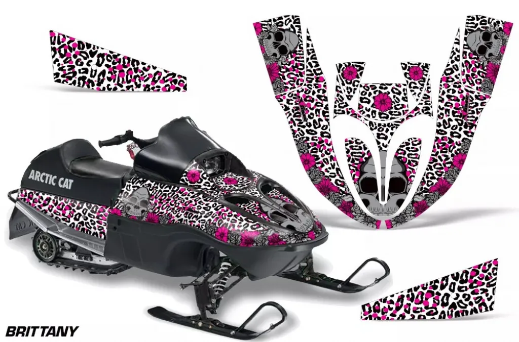 Brittany Hintergrund = Weiß, Designfarbe = Pink für Arctic Cat 120 Sno Pro