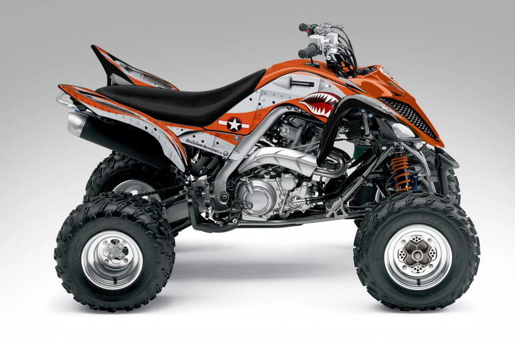 War Machine Hintergrund = Orange, Designfarbe = Silber für Yamaha Raptor YFM 700R up 2013+