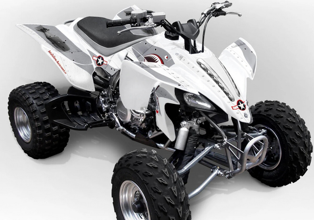 War Machine Hintergrund = Weiß, Designfarbe = Silber für Yamaha YFZ 450 2004-2008 & 2012-2014