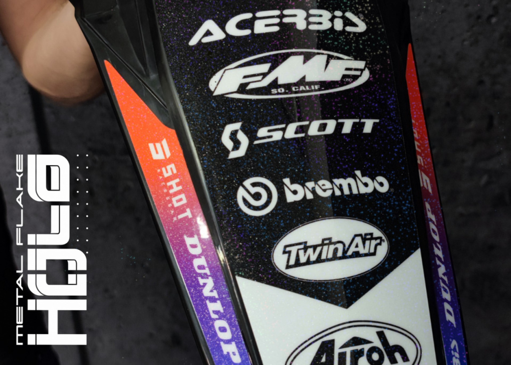 Preview: Metal Flake oder besser bekannt als Glitter, ist eine spezielle Laminierung für Motorradgrafiken. Diese spezielle Beschichtung enthält kleine holografische Partikel. 