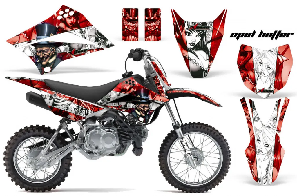 Mad Hatter Hintergrund = Rot, Designfarbe = Weiß mit Nummernfeldern für Kawasaki KLX110 2010-2021