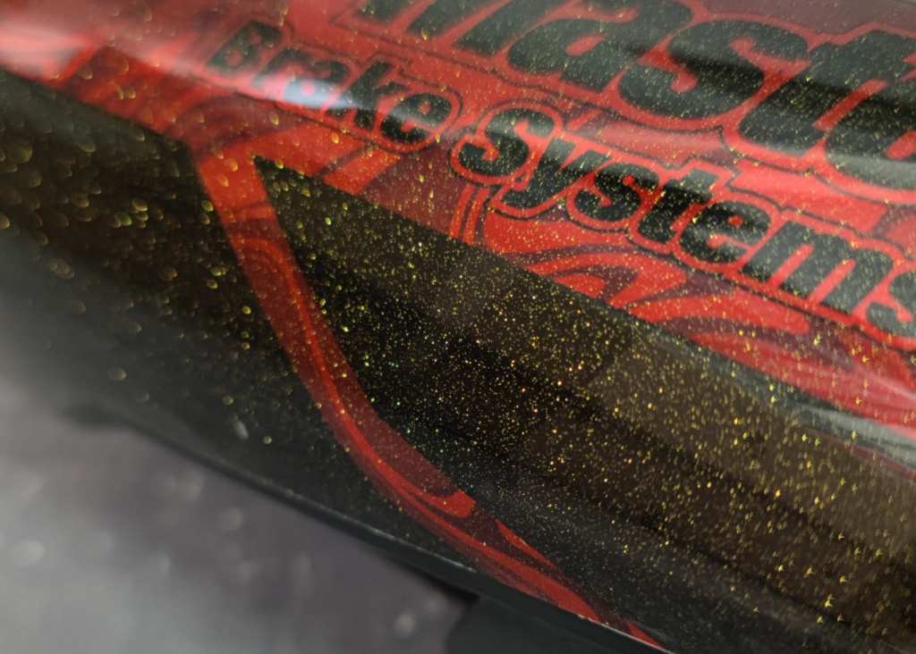 Metal Flake oder besser bekannt als Glitter, ist eine spezielle Laminierung für Motorradgrafiken. Diese spezielle Beschichtung enthält kleine Goldpartikel. 