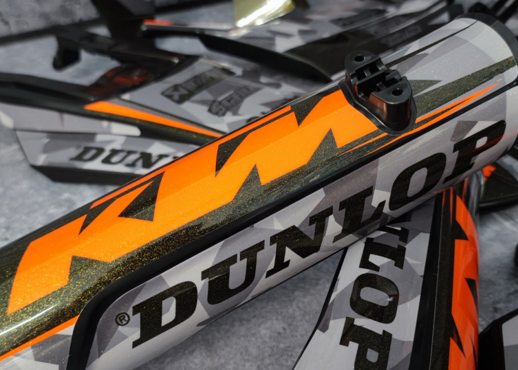 Metal Flake oder besser bekannt als Glitter, ist eine spezielle Laminierung für Motorradgrafiken. Diese spezielle Beschichtung enthält kleine Goldpartikel. 