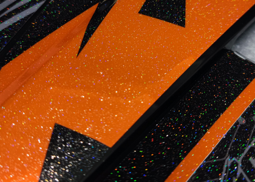 Metal Flake oder besser bekannt als Glitter, ist eine spezielle Laminierung für Motorradgrafiken. Diese spezielle Beschichtung enthält kleine holografische Partikel. 
